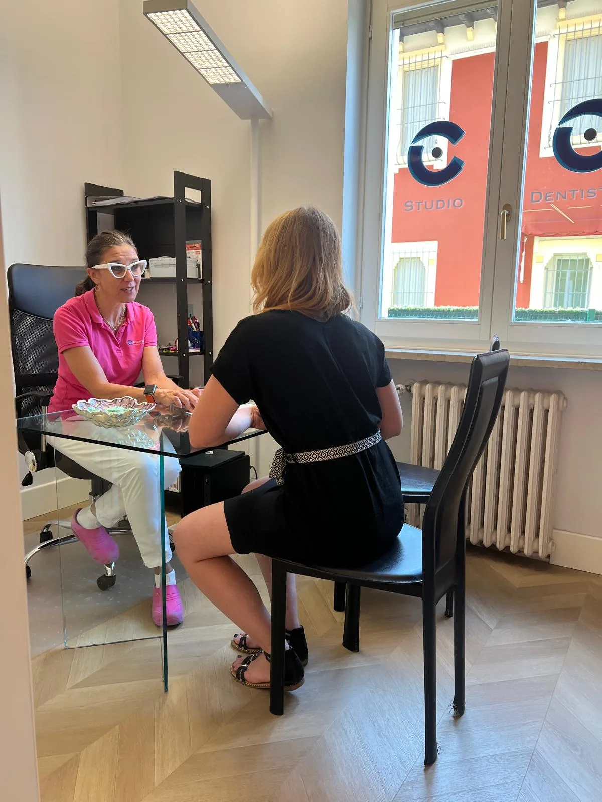 La dottoressa durante un colloquio con una paziente